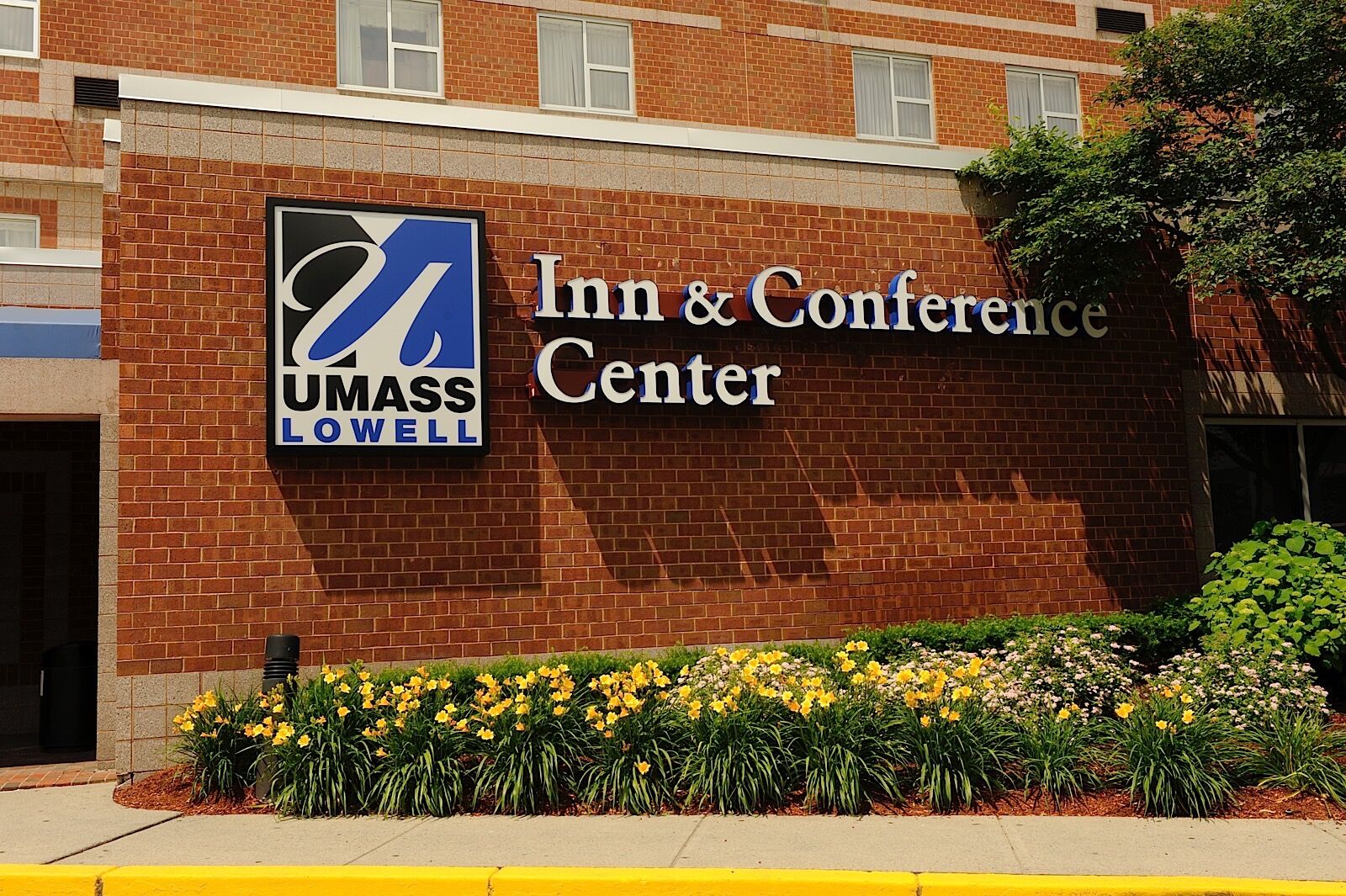 Umass Lowell Inn And Conference Center Экстерьер фото